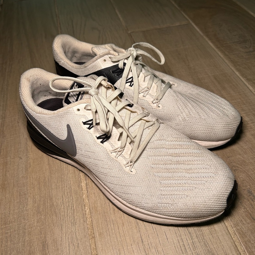 Nike Men's Cream and Black Athletic Shoes